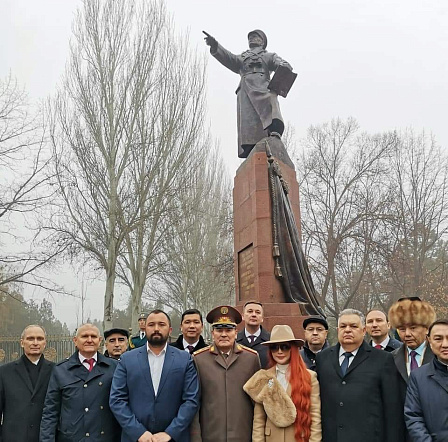 От Свердловской области подарили монумент Бишкеку