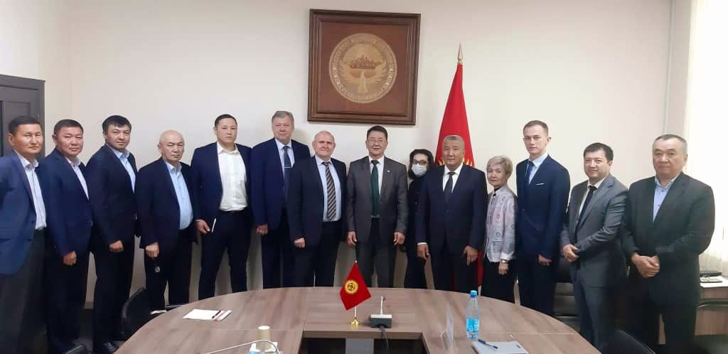 По­сол России посетил Национ­альный институт стра­тегических исследова­ний Кыргызстана