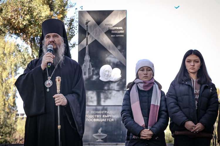 Епископ Савватий посетил митинг-реквием, посвященный 80-летию эвакуации блокадников Ленинграда