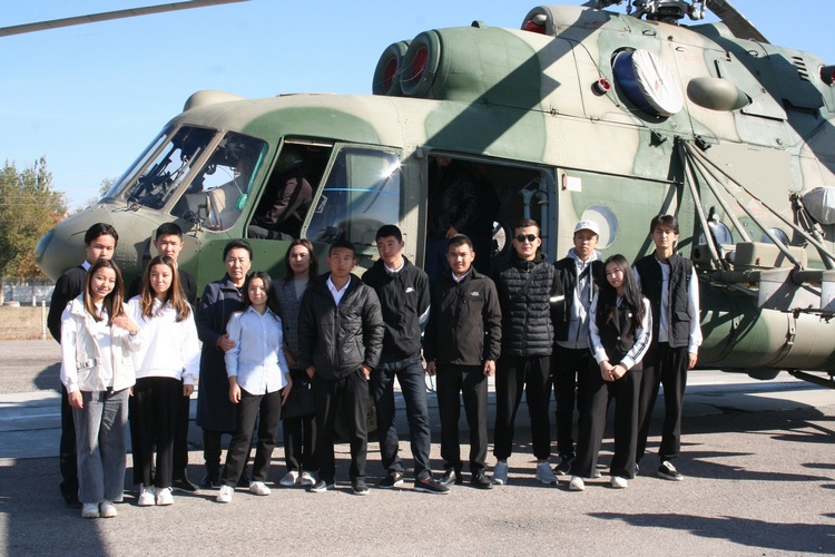 Школьники Кыргызстана побывали у российских военных на экскурсии