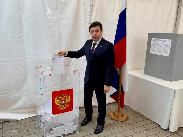 Посол Российской Федерации в Кыргызской Республике Сергей Вакунов проголосовал в Бишкеке, а также дал краткий комментарий представителям СМИ