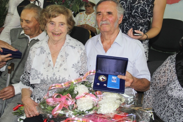 Россотрудничество вручило медали «За любовь и верность» 5 семьям из Бишкека, прожившим в браке 50 и более лет